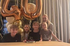 莫德里奇庆祝40岁生日，仍是巨星，一家5口高颜值，和娇妻很恩爱