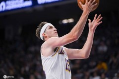 詹东缺阵里弗斯51+11+9单核带队 湖人胜国王