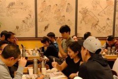 打湖人1分1板 杨瀚森赛后携女友在洛杉矶吃韩料